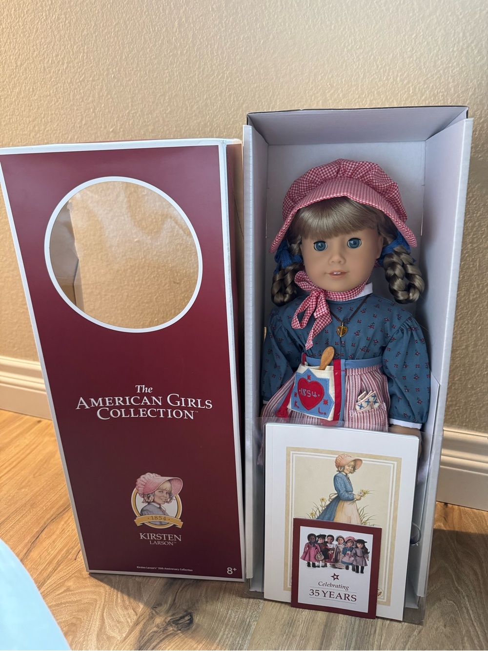 American giỉl Kirsten 35th anniversary